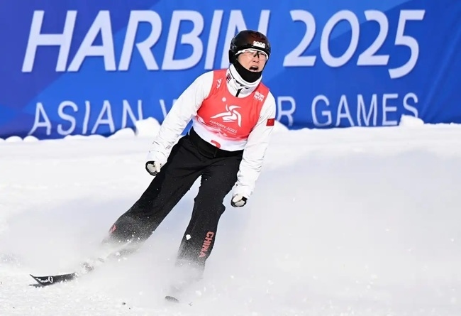 2月9日，徐夢桃在完成動作后慶祝。新華社記者 夏一方攝