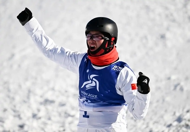 2月9日，李心鵬在比賽后慶祝。新華社記者 夏一方攝