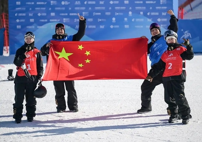2月10日，中國隊選手張小楠、楊文龍、姜鑫杰與熊詩芮（從左至右）在比賽后慶祝。新華社記者 楊青攝