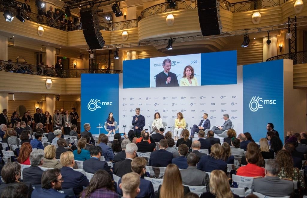 2024年2月18日，慕安會主席克里斯托夫·霍伊斯根（中左二）在德國慕尼黑舉行的第60屆慕尼黑安全會議上發(fā)表閉幕致辭。新華社記者 張帆 攝