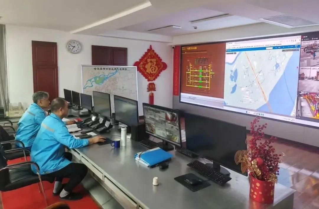 工作人員在燃?xì)庹{(diào)度中心值守。受訪者供圖