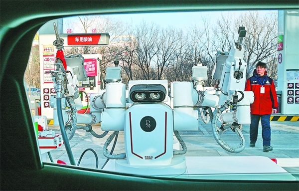 智能加油機(jī)器人在加能站工作。受訪者供圖