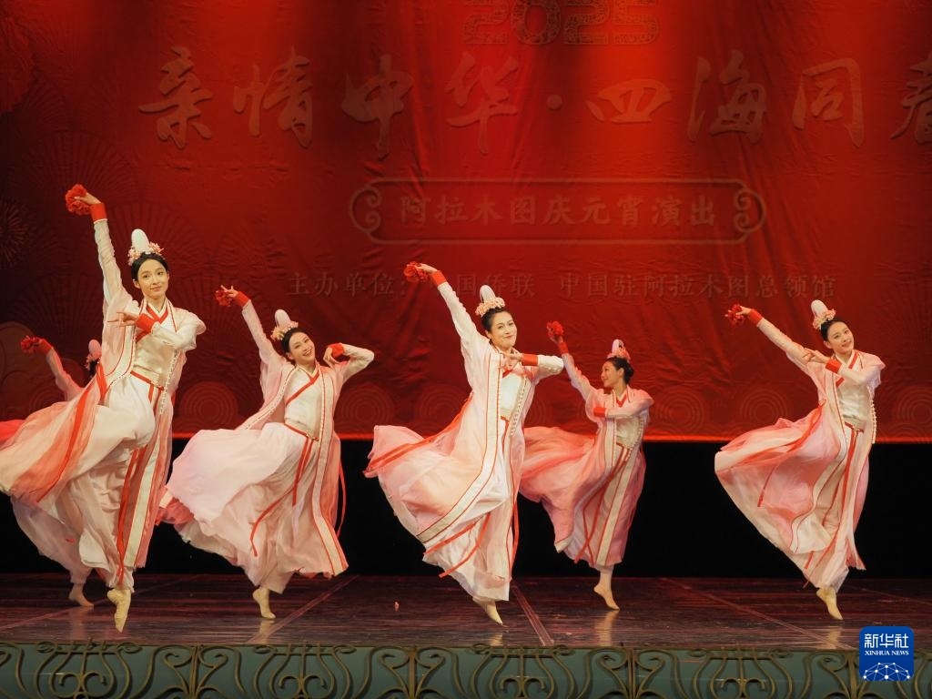 2月11日，在哈薩克斯坦阿拉木圖的阿拜國家歌劇和芭蕾舞劇院，中國演員表演舞蹈《元日霓裳》。新華社記者 趙宇 攝
