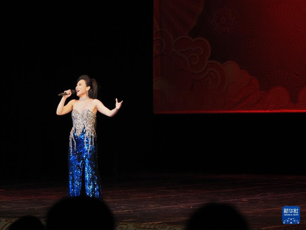 2月11日，歌手在哈薩克斯坦阿拉木圖的阿拜國家歌劇和芭蕾舞劇院演唱歌曲。新華社記者 趙宇 攝