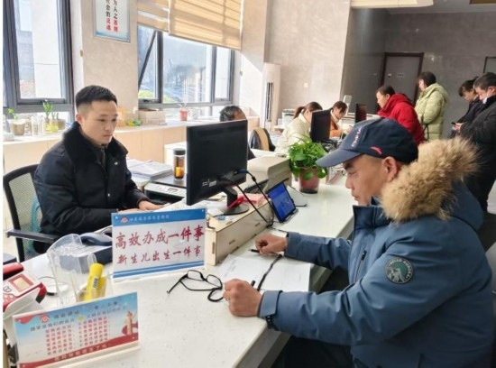 市民在 “高效辦成一件事” 窗口辦理業(yè)務(wù)。彭雪松攝