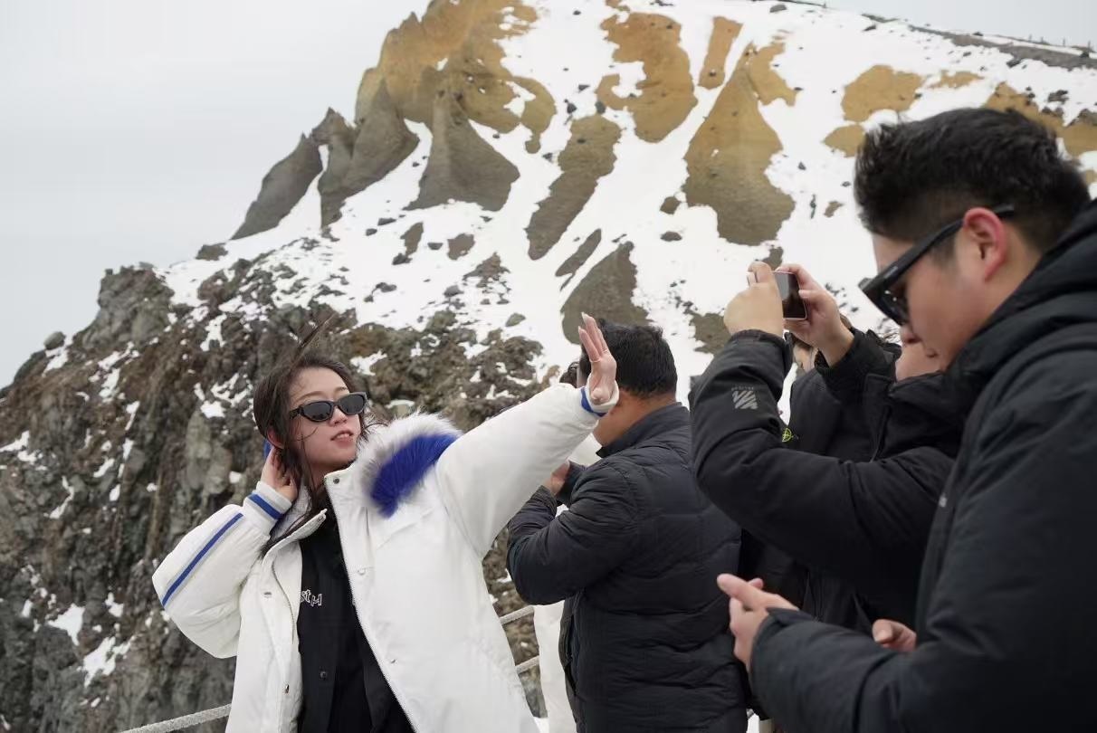 長(zhǎng)白山天池旁游客拍照留念。人民網(wǎng) 皇甫萬(wàn)里攝