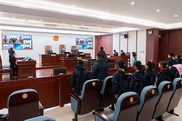 圖③：同學(xué)們開(kāi)展模擬法庭活動(dòng)。