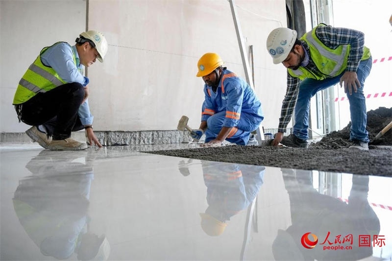 鋪地磚。人民網(wǎng)塔里克·易卜拉欣攝