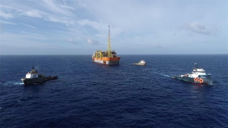 布濟(jì)烏斯七期項(xiàng)目浮式生產(chǎn)儲(chǔ)卸油裝置抵達(dá)油田區(qū)域。巴西國(guó)家石油公司供圖