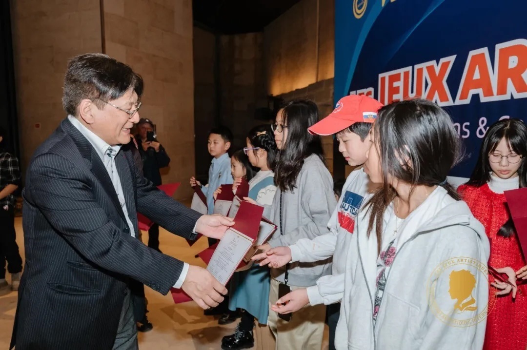 圖2：亞丁為獲獎兒童頒發(fā)證書。法中交流促進會供圖