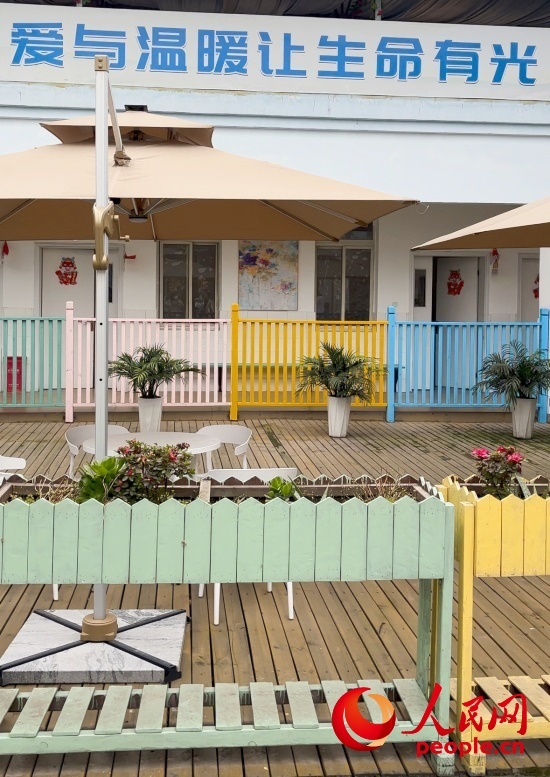 為讓“老小孩”住著開心，南泉鎮(zhèn)衛(wèi)生院設(shè)計成幼兒園風(fēng)格。人民網(wǎng) 陳葉欣攝