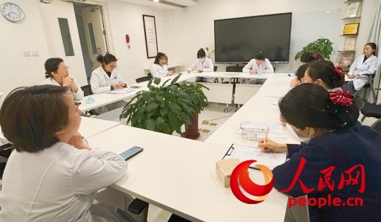 交班會上，海淀醫(yī)院安寧療護(hù)團(tuán)隊(duì)討論患者和家屬需求。人民網(wǎng)記者 金慧慧攝