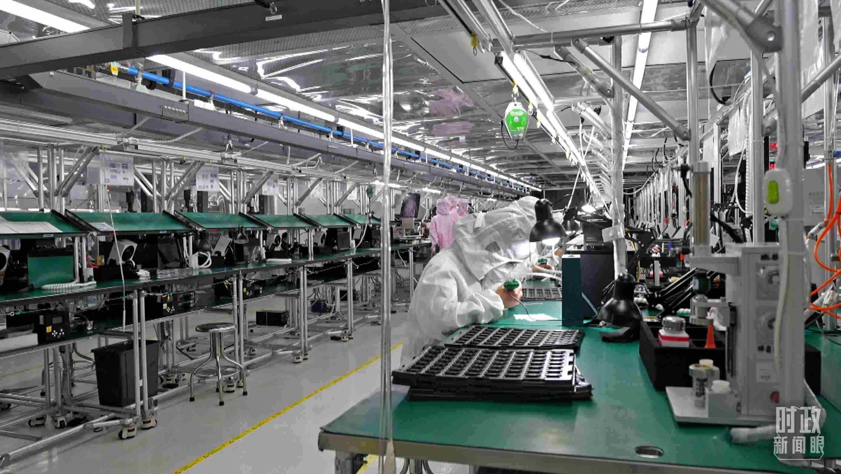 △四川省宜賓市極米光電有限公司的無塵車間光機(jī)組裝線。（總臺(tái)央視記者范學(xué)禹拍攝）