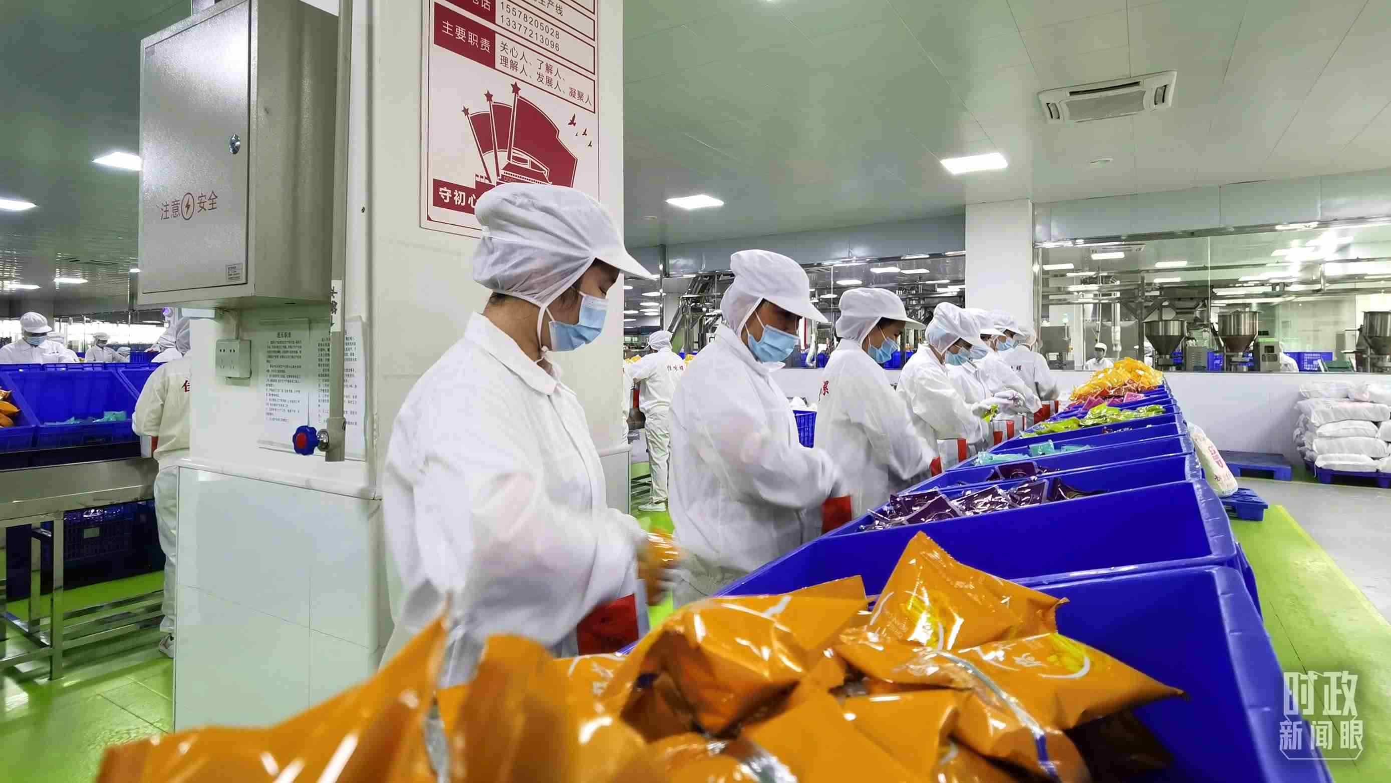 △廣西柳州螺螄粉配料包生產(chǎn)線。（總臺(tái)央視記者郭鴻拍攝）