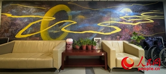 清華長庚醫(yī)院掛著一幅名為“生命長河”的畫，家屬將離世親人的名字寫在上面。人民網(wǎng) 陳葉欣攝