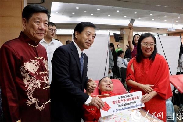 韓志強(qiáng)大使與獻(xiàn)血者代表合影。朱瀟逸攝