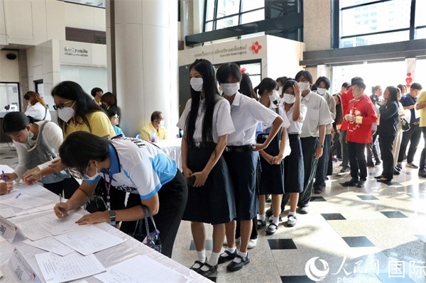 獻(xiàn)血者排隊(duì)填寫報(bào)名表。朱瀟逸攝
