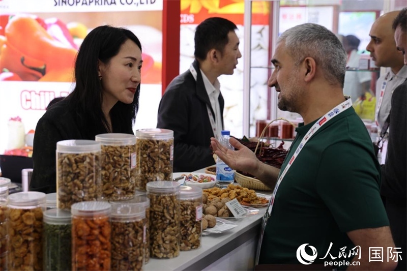 中外商家在第三十屆海灣食品展上交流。人民網(wǎng)記者 張志文攝