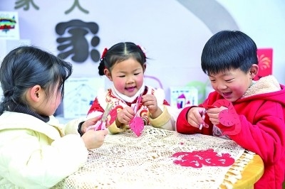 圖為孩子們在老師指導下制作蛇年主題剪紙。 新華社記者 徐昱攝