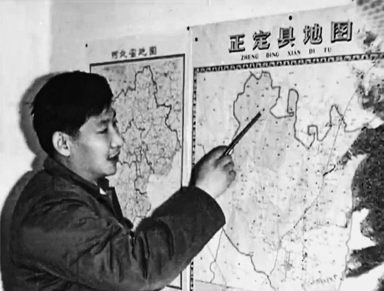 習(xí)近平在辦公室地圖前謀劃正定的發(fā)展。（圖源：《讓群眾過上好日子——習(xí)近平正定足跡》）