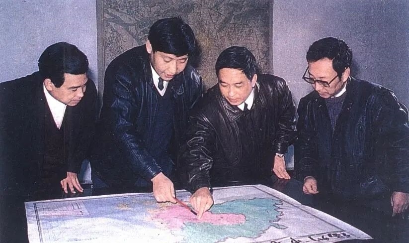 1991年12月，習(xí)近平與同事討論福州市戰(zhàn)略規(guī)劃設(shè)想。（圖源：《習(xí)近平在福州》）