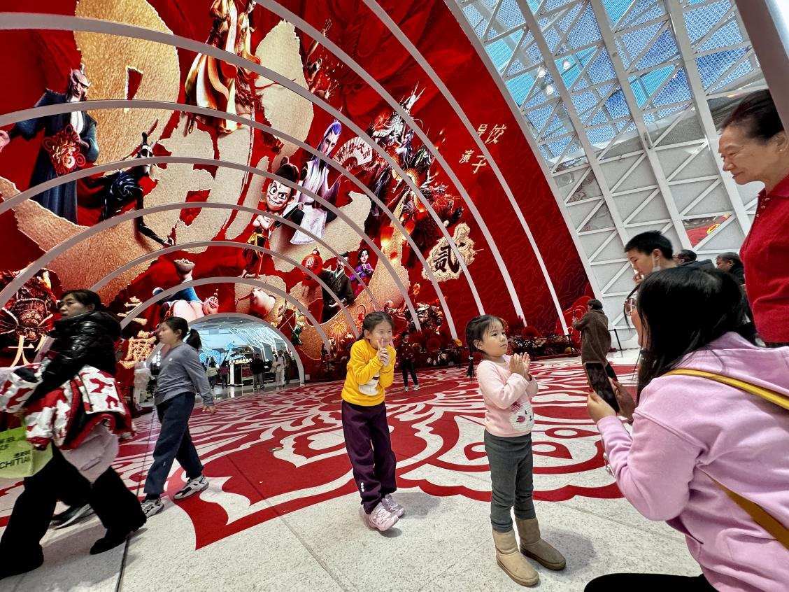 乙巳蛇年春節(jié)期間，影迷在《哪吒之魔童鬧?！肪薹笄芭恼沾蚩ā? style=