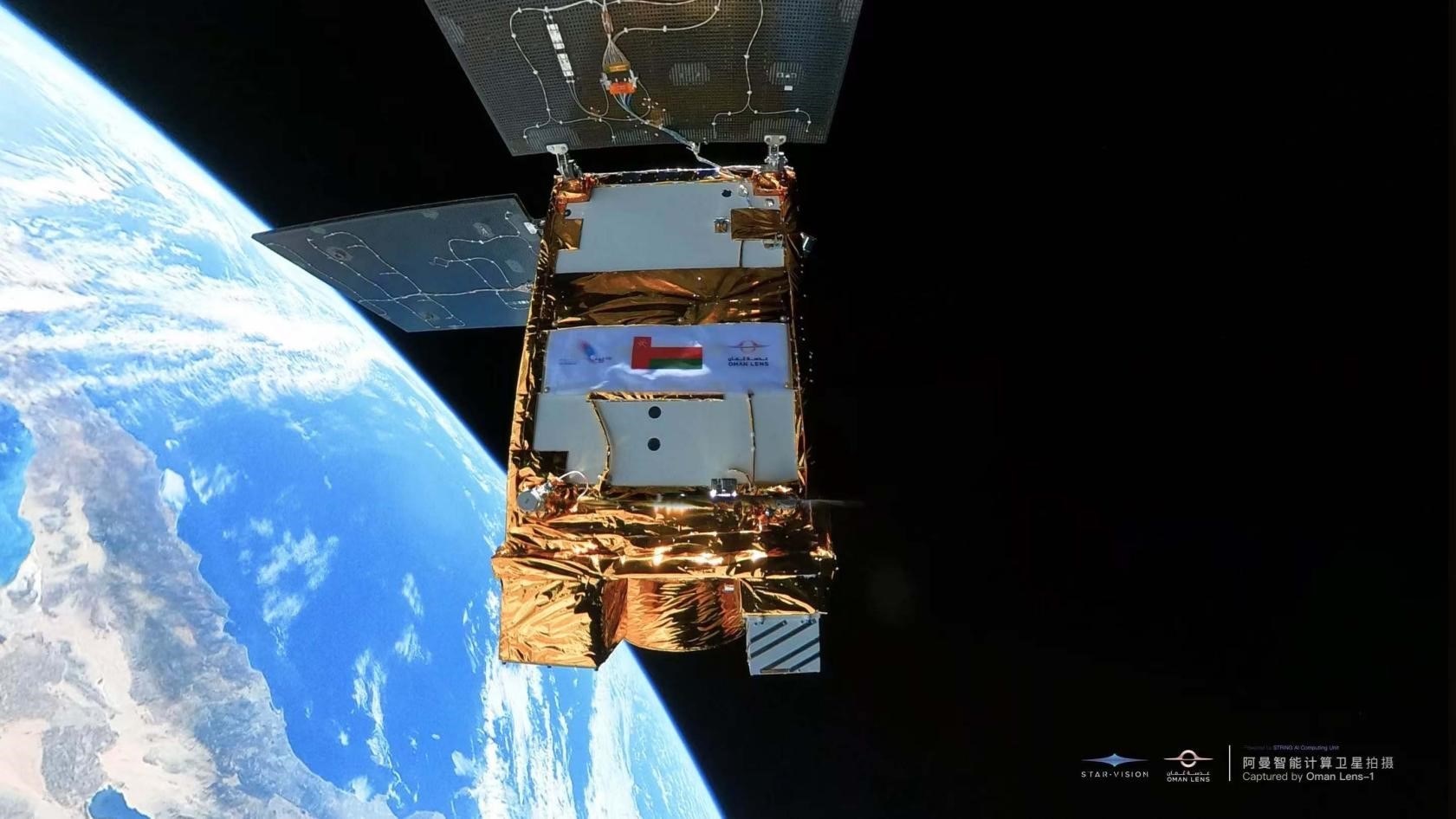 阿曼智能遙感衛(wèi)星一號近日在太空中自拍。阿曼蘭斯航天公司供圖