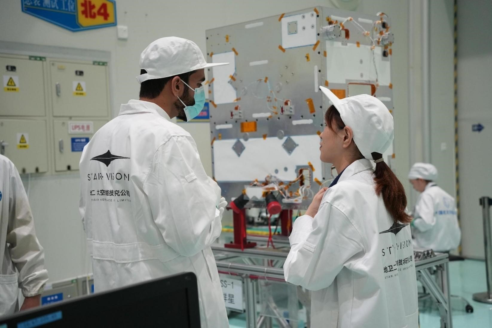 阿曼技術(shù)人員在中國接受培訓(xùn)。阿曼蘭斯航天公司供圖