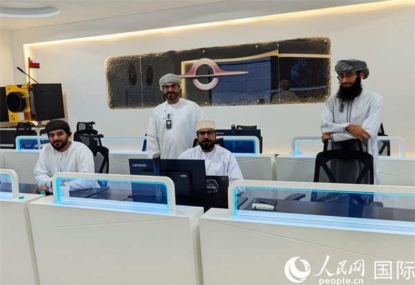 阿曼蘭斯航天公司員工在工作中。人民網(wǎng) 海瑟姆·穆扎恩攝