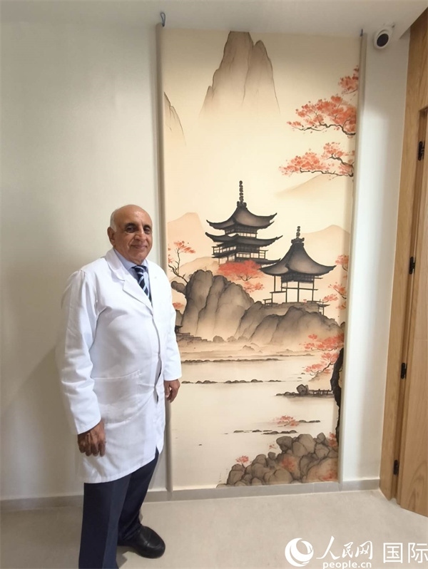 哈利勒的診所中國元素很濃。人民網(wǎng)記者 黃培昭攝