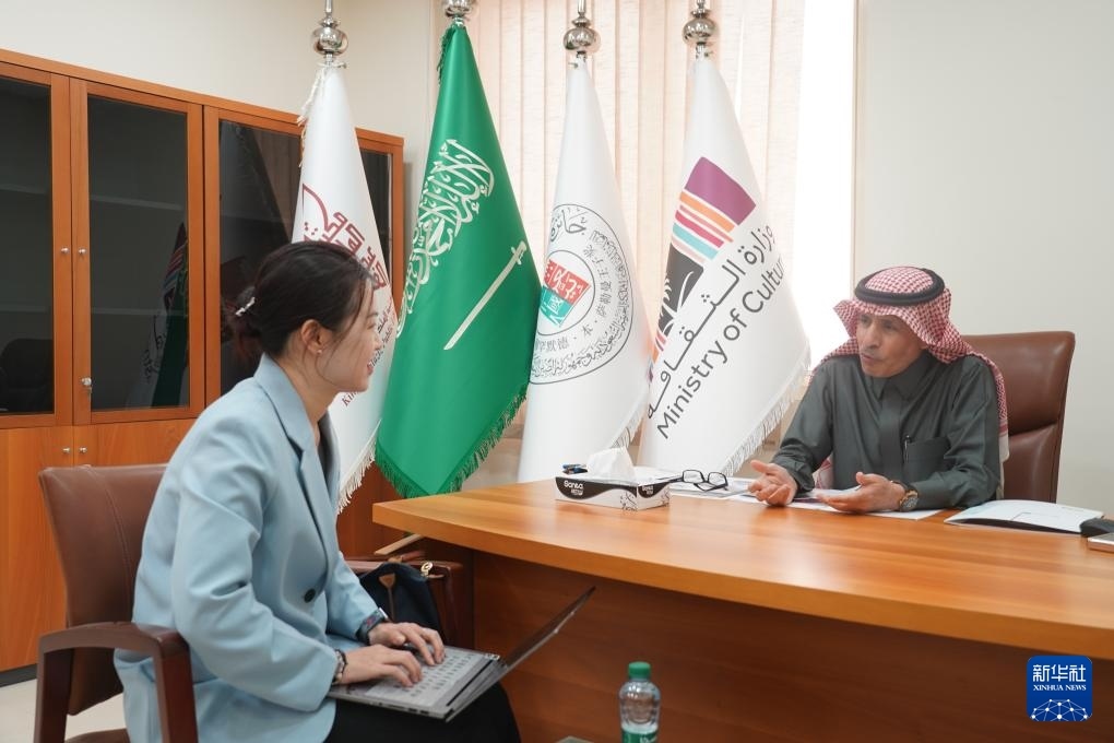 2月19日，“穆罕默德·本·薩勒曼王子沙特-中國文化合作獎”（簡稱“穆罕默德·本·薩勒曼王子獎”）秘書長阿卜杜勒·穆赫辛·阿基利（右）在沙特首都利雅得接受新華社記者專訪。新華社記者 尹炣 攝