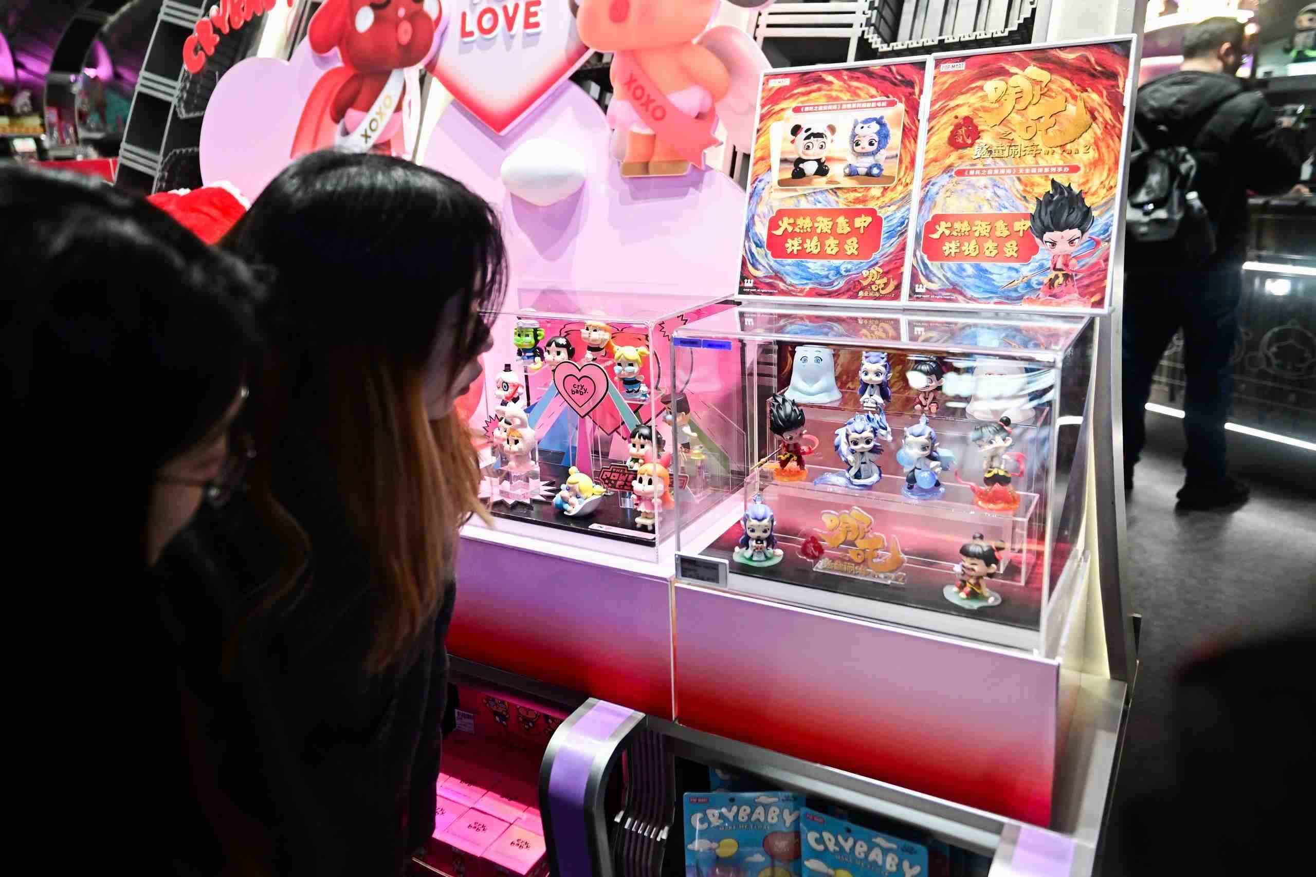 △2025年2月22日，上海，市民在圍觀《哪吒之魔童鬧海》相關(guān)手辦盲盒。