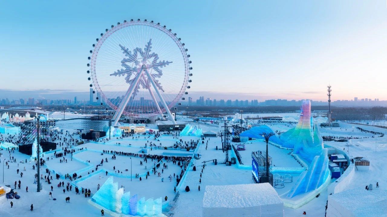 △哈爾濱冰雪大世界吸引游客前來(lái)打卡。