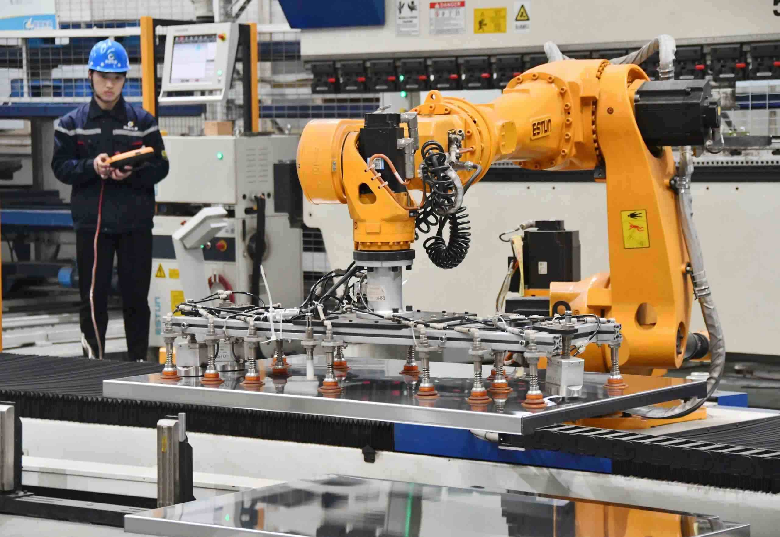 △2025年2月21日，河北邯鄲永年區(qū)工業(yè)園區(qū)的一家企業(yè)，工人正在操控工業(yè)機(jī)器人作業(yè)。