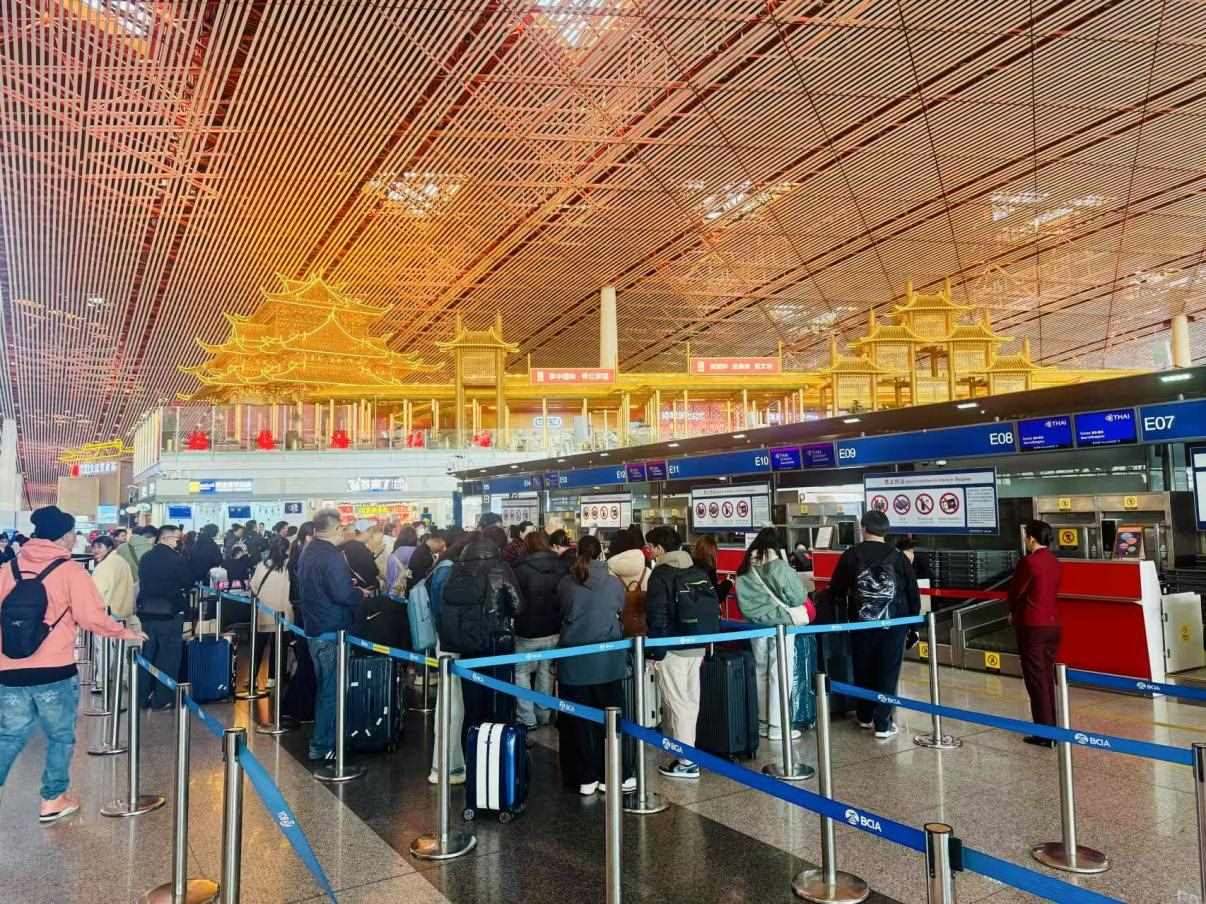 旅客在首都機(jī)場(chǎng)值機(jī)柜臺(tái)辦理乘機(jī)手續(xù)。人民網(wǎng)記者 喬雪峰攝