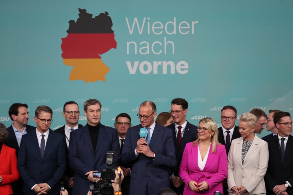 2月23日，在德國柏林的基督教民主聯(lián)盟總部，聯(lián)盟黨總理候選人默茨（中）在出口民調(diào)顯示領(lǐng)先后接受祝賀。新華社記者杜哲宇攝