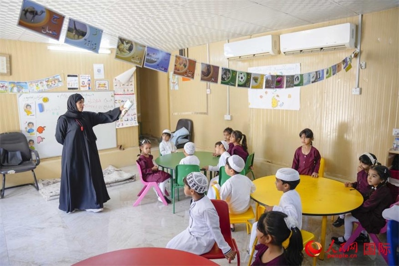 在庫姆扎爾的學(xué)校，老師正在給孩子們上課。人民網(wǎng) 塔里克·易卜拉欣攝