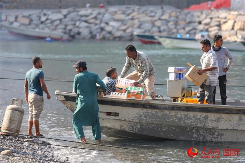當(dāng)?shù)厝藗冊谶\(yùn)送生活物資。人民網(wǎng) 塔里克·易卜拉欣攝