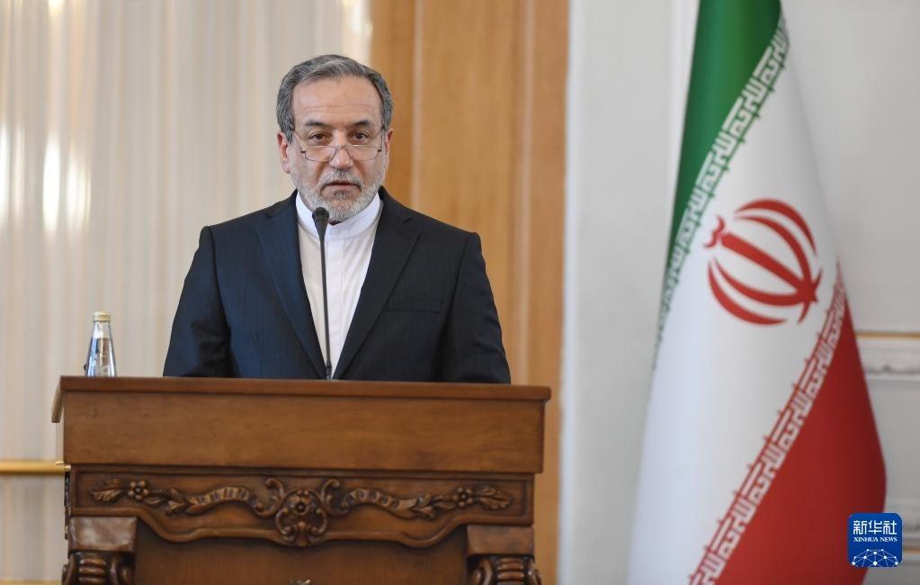 2月25日，在伊朗德黑蘭，伊朗外交部長阿拉格齊出席聯(lián)合新聞發(fā)布會。新華社記者 沙達提 攝