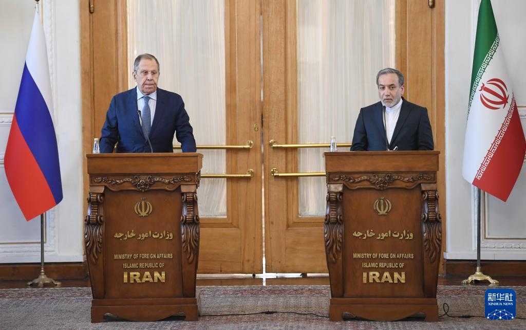 2月25日，在伊朗德黑蘭，伊朗外交部長阿拉格齊（右）與俄羅斯外長拉夫羅夫出席聯(lián)合新聞發(fā)布會。新華社記者 沙達提 攝