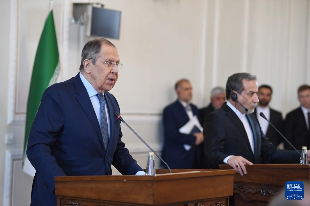 2月25日，在伊朗德黑蘭，俄羅斯外長拉夫羅夫（左）與伊朗外交部長阿拉格齊出席聯(lián)合新聞發(fā)布會。新華社記者 沙達提 攝