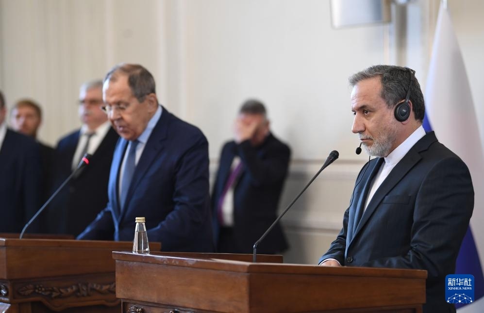 2月25日，在伊朗德黑蘭，伊朗外交部長阿拉格齊（右）與俄羅斯外長拉夫羅夫出席聯(lián)合新聞發(fā)布會。新華社記者 沙達提 攝