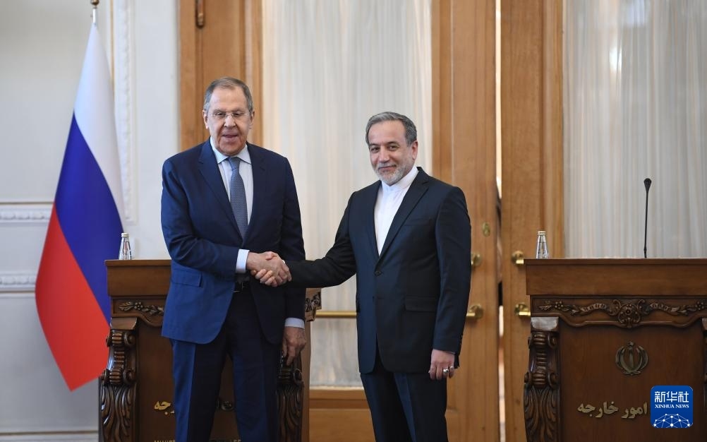 2月25日，在伊朗德黑蘭，伊朗外交部長阿拉格齊（右）與俄羅斯外長拉夫羅夫出席聯(lián)合新聞發(fā)布會。新華社記者 沙達提 攝