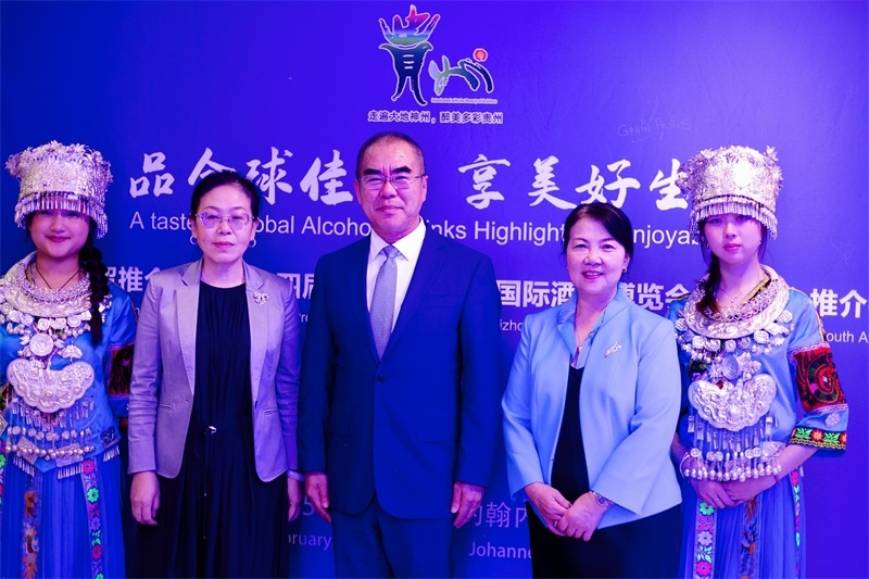 潘慶江總領(lǐng)事與王洪波秘書長合影。（南非貴州商會供圖）