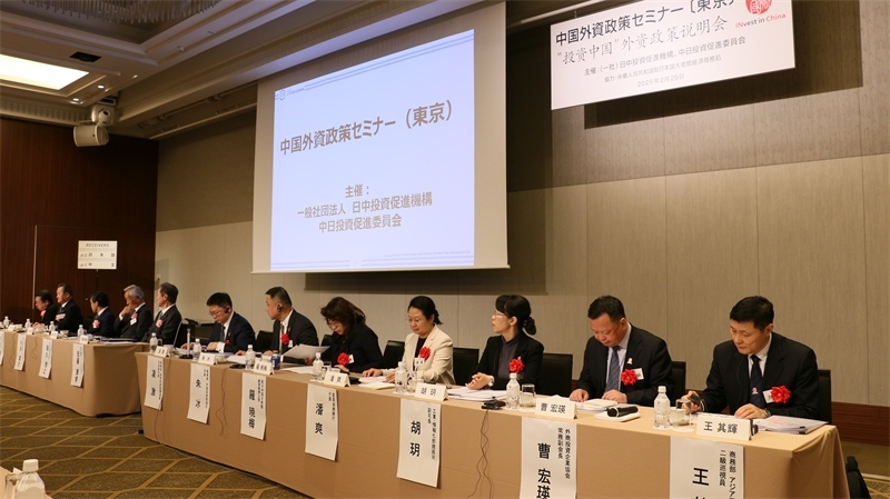 商務(wù)部和工業(yè)和信息化部相關(guān)司局負(fù)責(zé)人進(jìn)行政策說明以及答疑解惑。人民網(wǎng) 許可攝