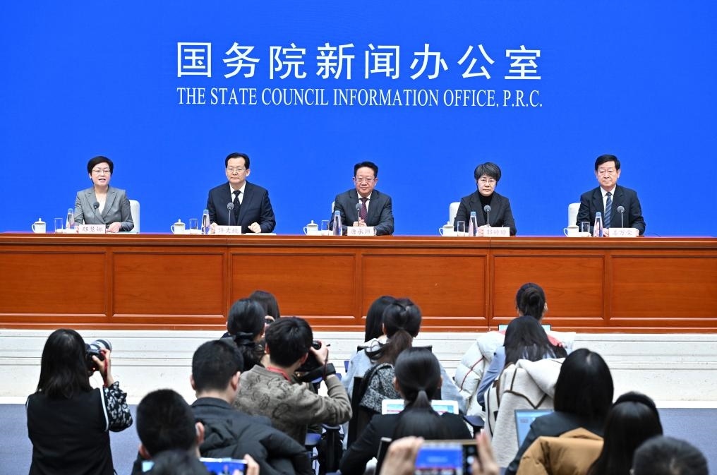 2月28日，國務(wù)院新聞辦公室在北京舉行國務(wù)院政策例行吹風(fēng)會，民政部副部長唐承沛、財(cái)政部副部長郭婷婷、自然資源部副部長許大純、住房城鄉(xiāng)建設(shè)部副部長姜萬榮和國務(wù)院新聞辦公室新聞發(fā)言人介紹2024年國務(wù)院部門辦理全國人大代表建議和全國政協(xié)提案工作有關(guān)情況，并答記者問。新華社記者 李鑫 攝