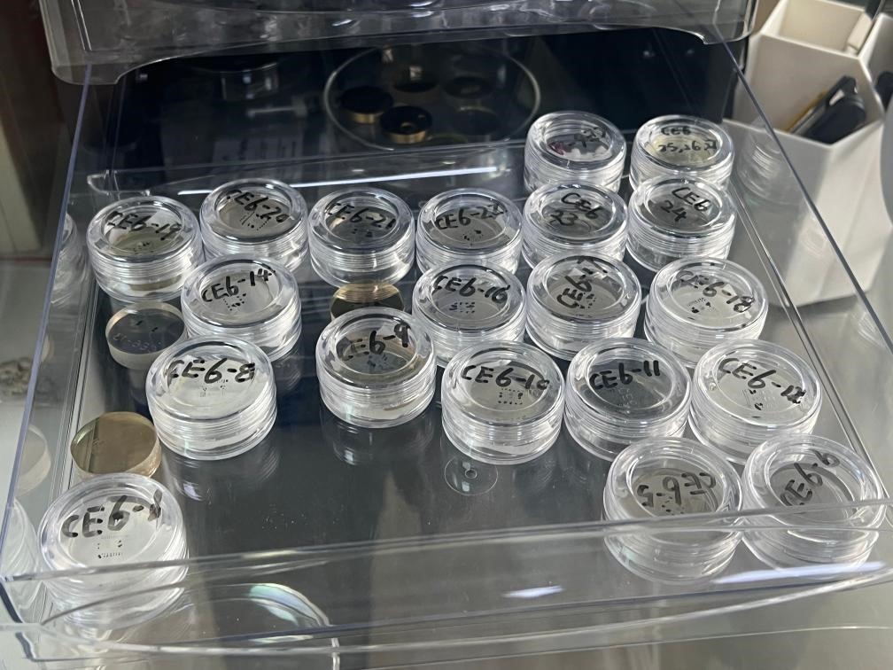 包含嫦娥六號樣品的樹脂靶。新華社記者 溫競?cè)A 攝