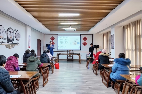 實(shí)踐支隊(duì)隊(duì)員在涇河村進(jìn)行反詐宣講。學(xué)校供圖