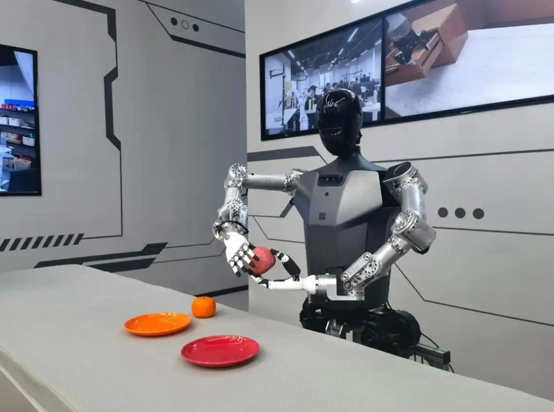 △2025年2月24日，北京“機(jī)器人大世界”展出的機(jī)器人正在完成日常家務(wù)。