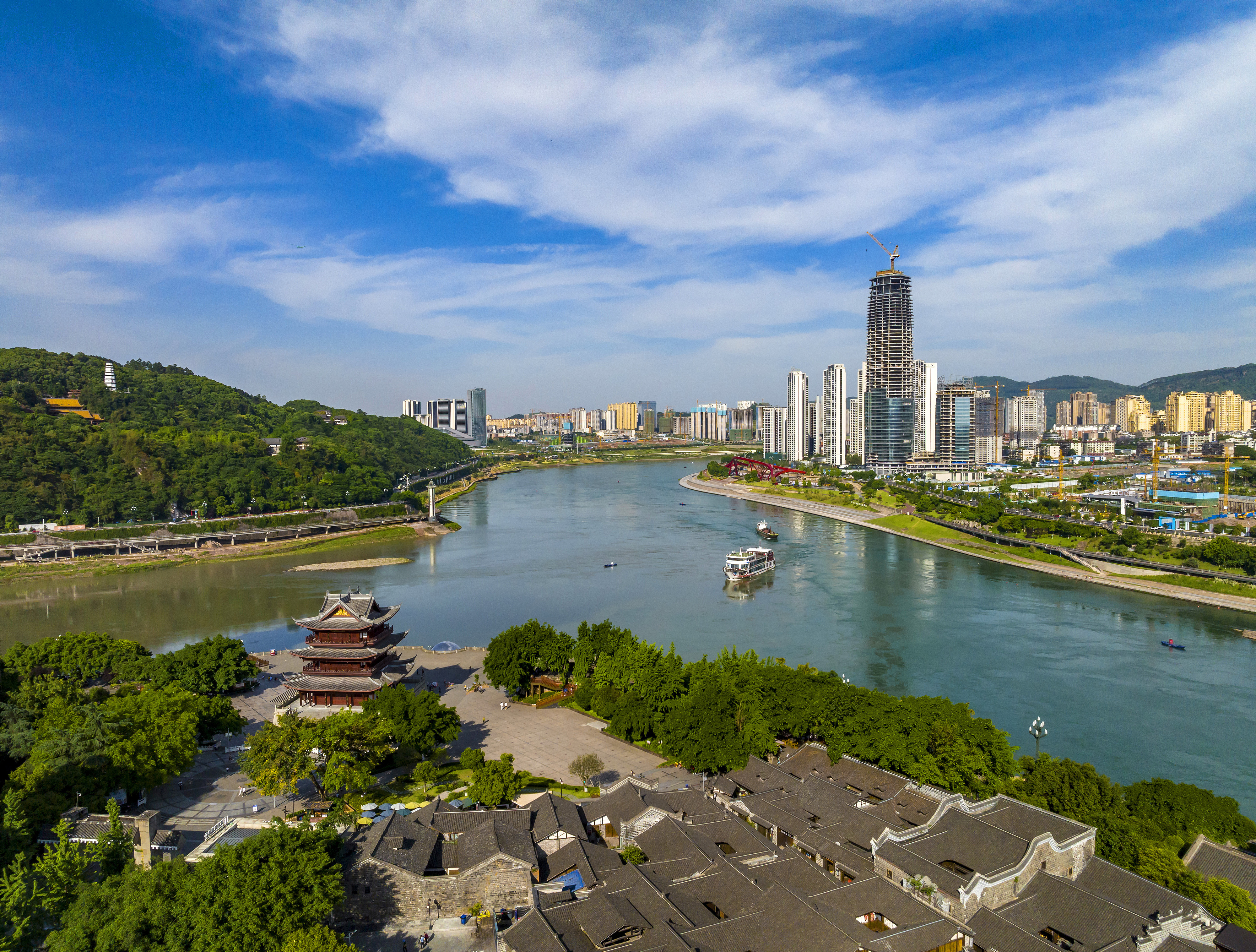 “長江首城”四川宜賓，經(jīng)過長江生態(tài)綜合治理后的三江交匯處風光。